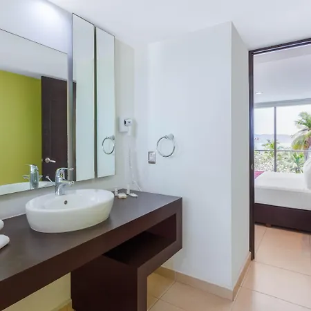 Ramada by Wyndham Acapulco Hotel&Suites Exterior foto